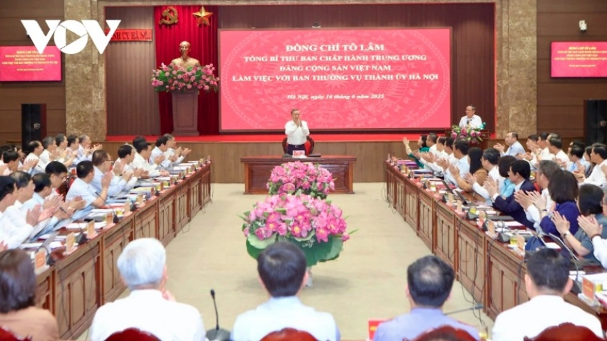 Party chief urges Hanoi to unleash potential, lead national development